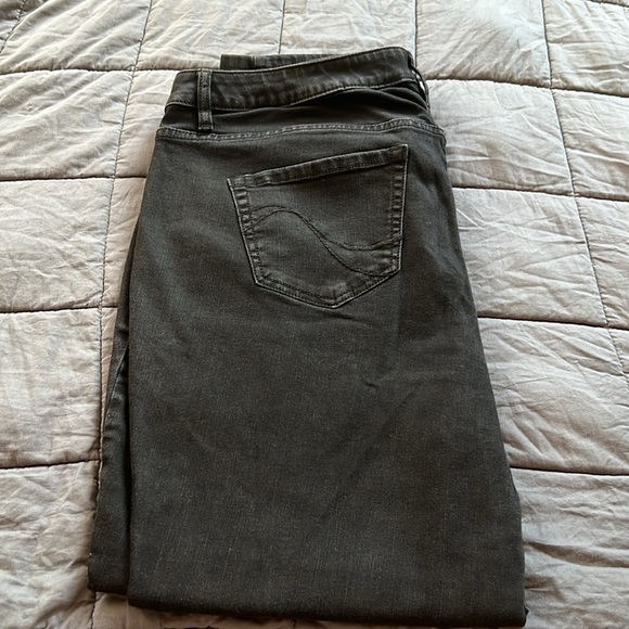 Lane Bryant Black Skinny Jeans with Genius Fit. - Picture 4 of 4
